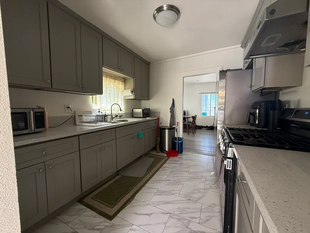 3 bed, 800 sqft, $2,600 — Photo 4