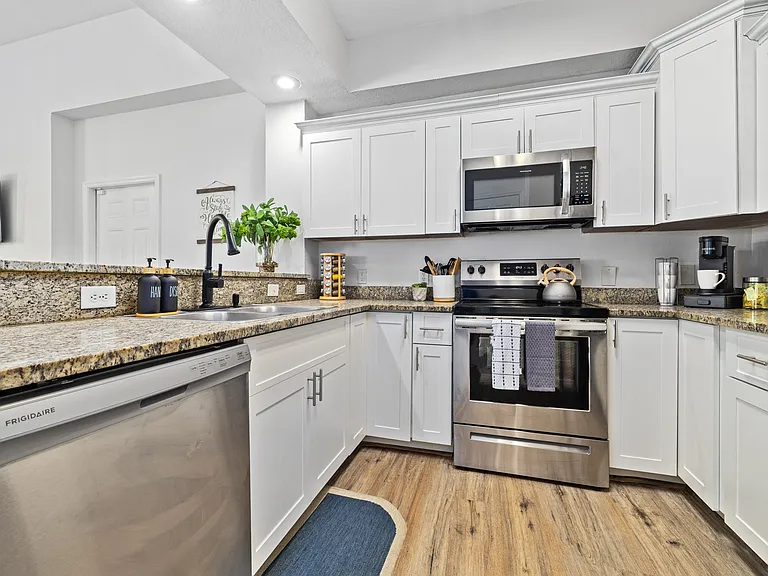 9415 Citrus Glen Pl — Photo 16