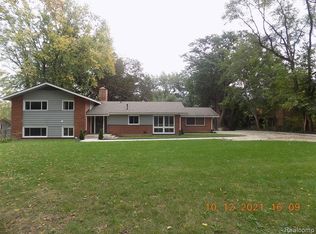 3352 Adams Rd, Troy, MI 48084