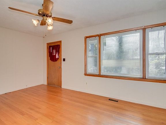 4th image of 302 Woodland Dr