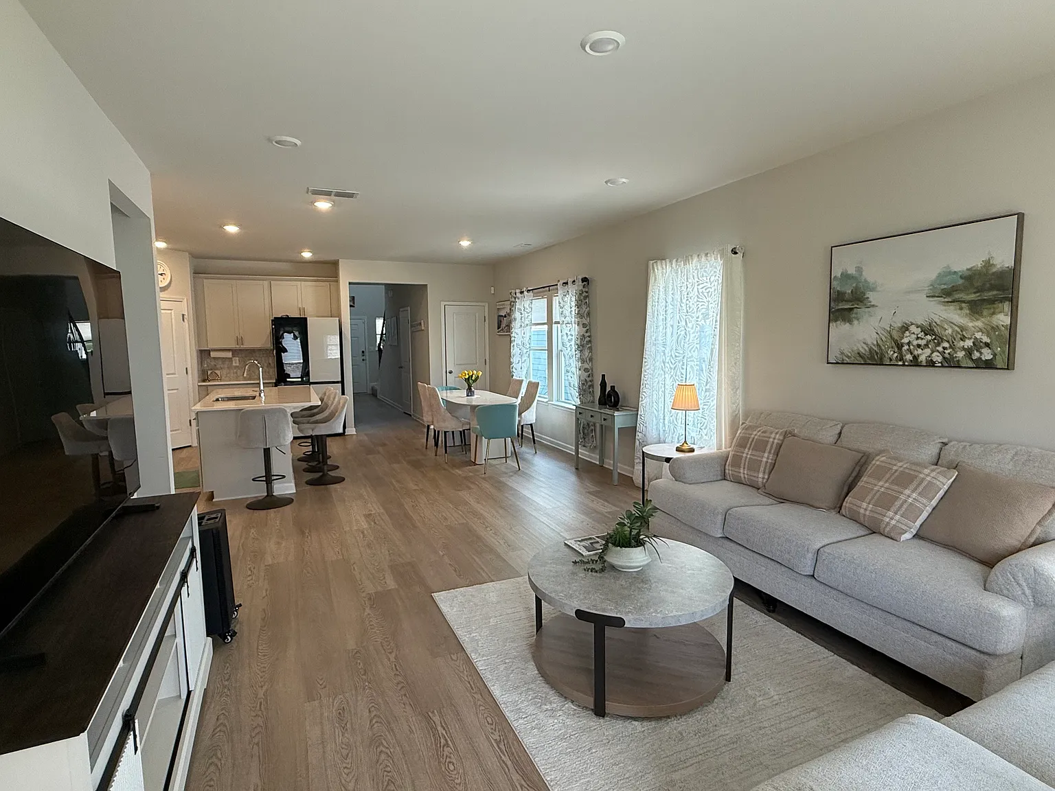 4 bed, 2.5 bath, 2136 sqft, $3,000 — Photo 4