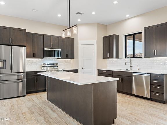 4th image of 3041 Bowie Dr