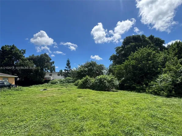 2950 NW 48th St, Miami, FL 33142