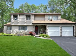 15 Hastings Dr, Ridge, NY 11961