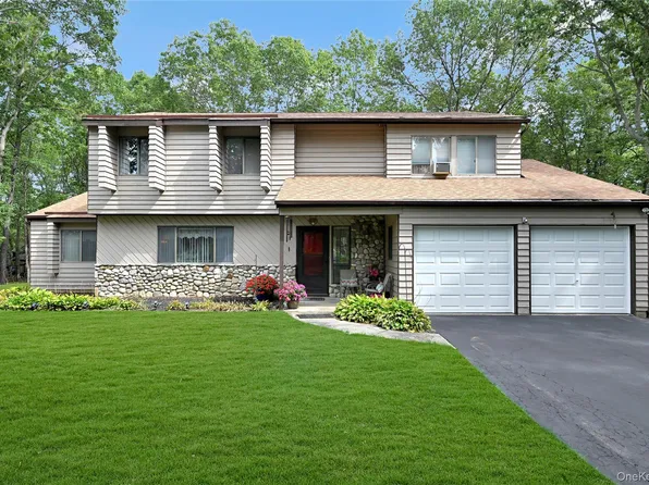 15 Hastings Drive, Ridge, NY 11961