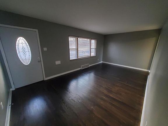 3rd image of 225 Hawkesbury Dr