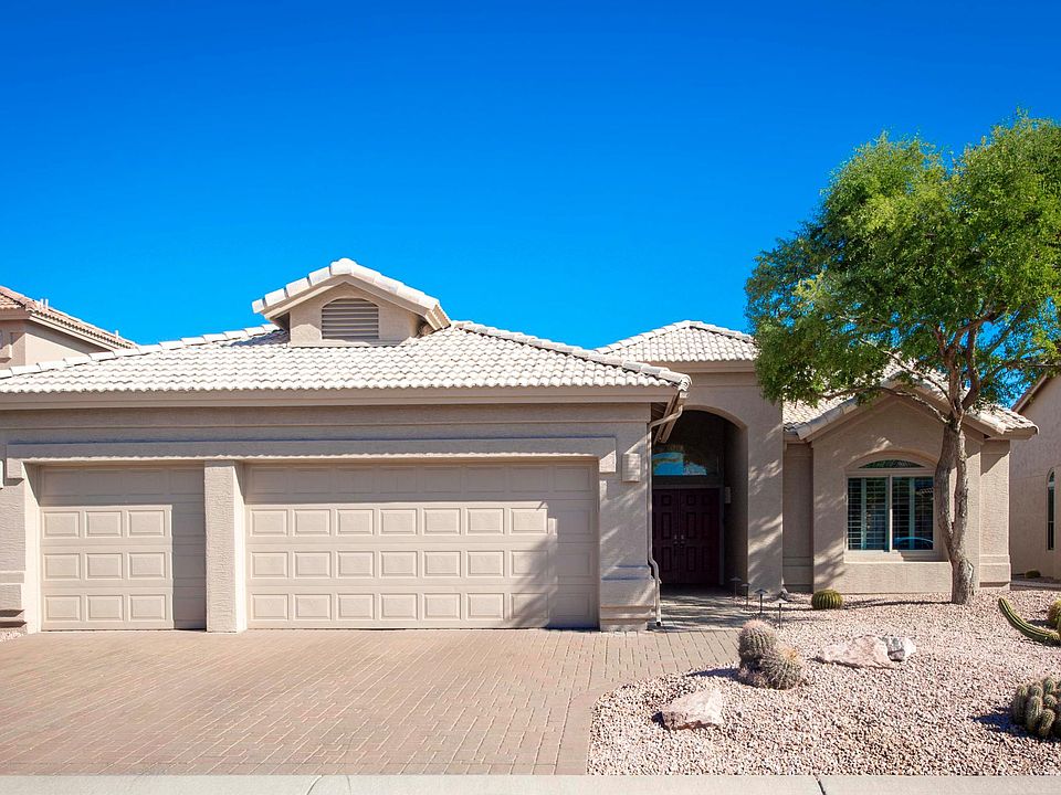 Front Elevation / Full 3 car garage