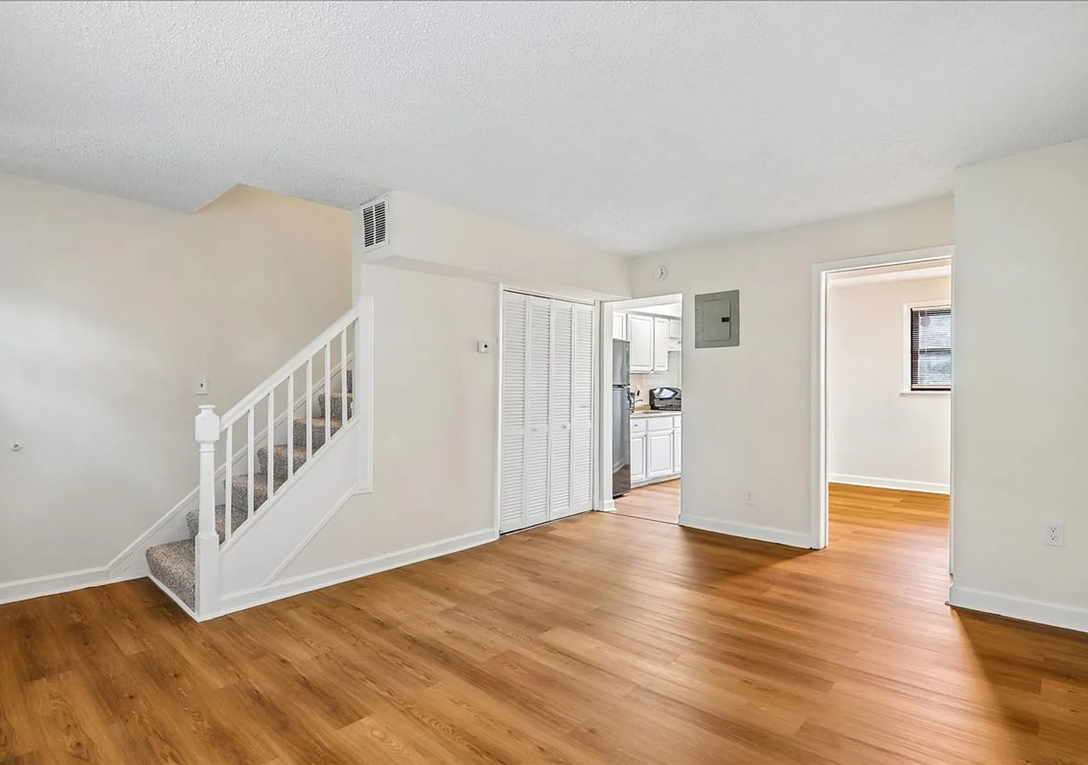 Lovely 3-Bedroom 1 bath End Unit townhome in Deanwood — Photo 1