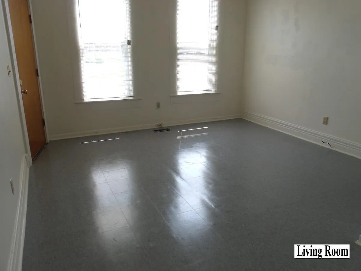 2529 Montgomery St — Photo 2