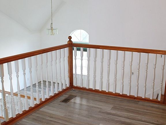 5th image of 2053 Oakleaf Ln