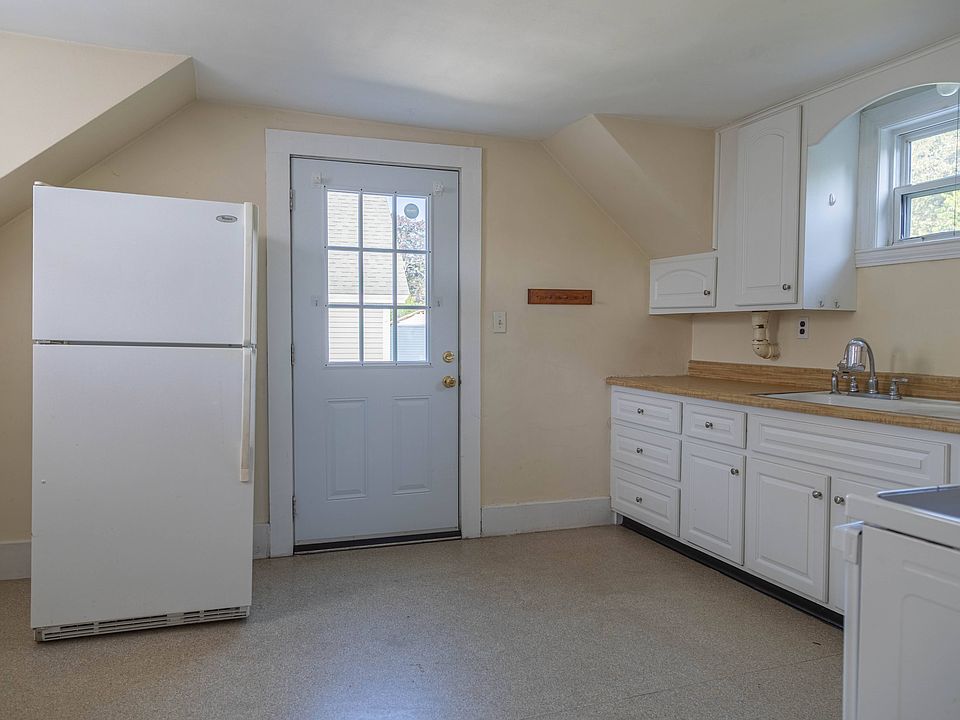 Large Eat-In Kitchen
13'6" x 12'4"