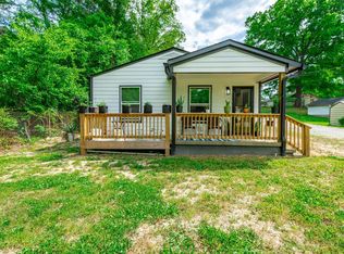 1366 Lakeview Dr, Rossville, GA 30741