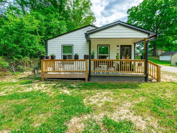 1366 Lakeview Dr, Rossville, GA 30741