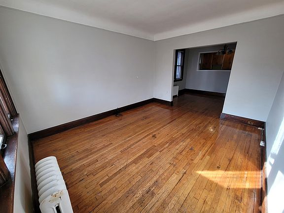 2nd image of 895 Beaconsfield Ave #1S