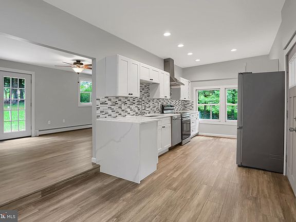 4th image of 106 N Lloyds Ln