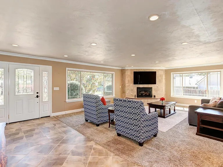 8402 Acorn Dr — Photo 4