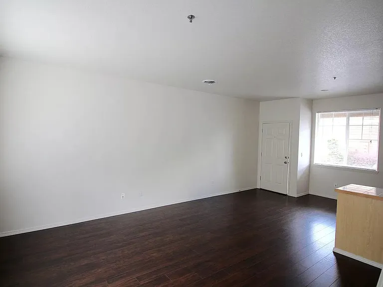 8654 NE Hyde Park Ln — Photo 2