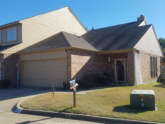 2nd image of 812 Saint Andrews Ct