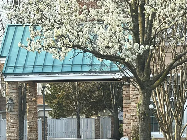 133 Carriage Ln, Plainview, NY 11803