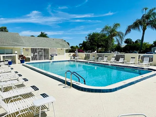 1520 SE Royal Green Cir #206 — Photo 32