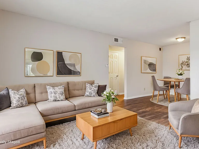 Royal Ridge Apartments — Photo 12