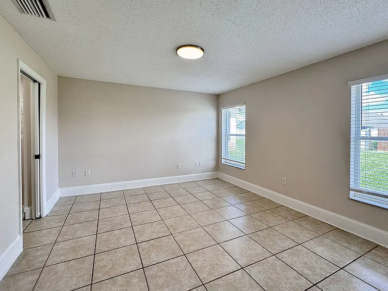 332 Cloverdale Rd — Photo 9