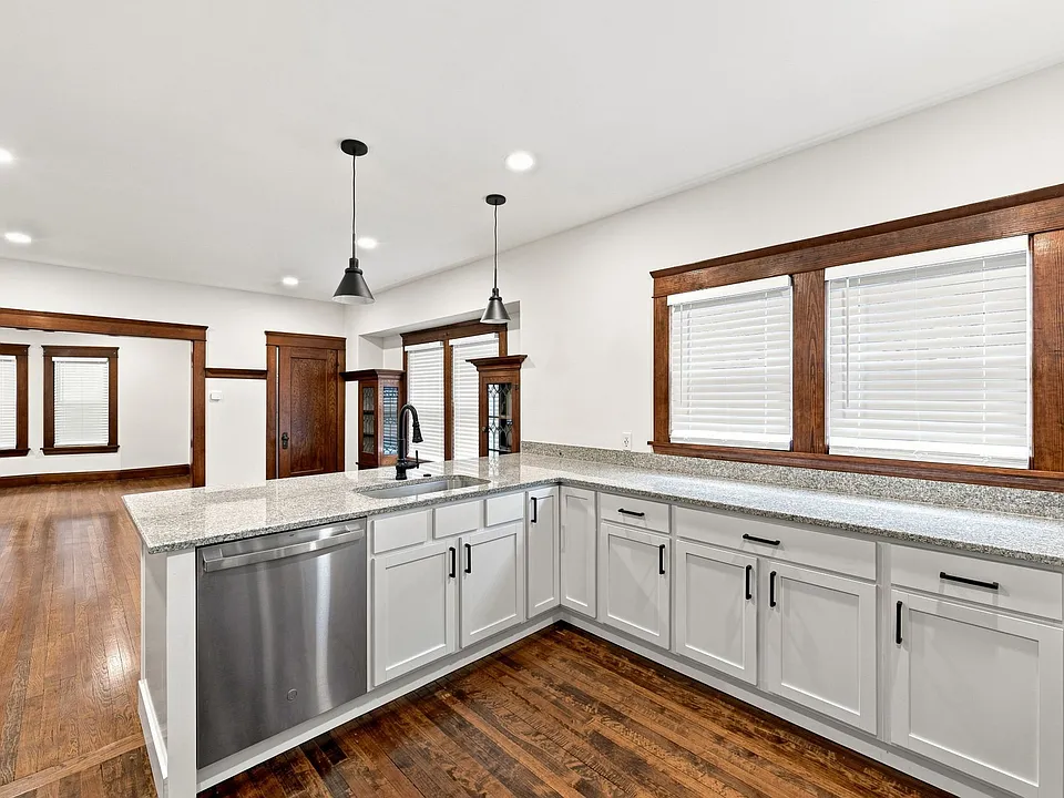 1320 W 64th St