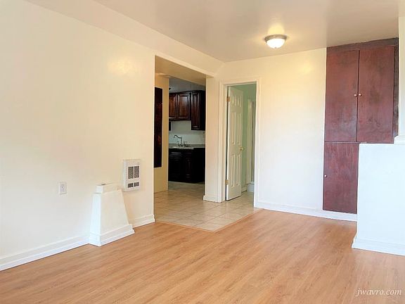 2nd image of 859 Oak St #A