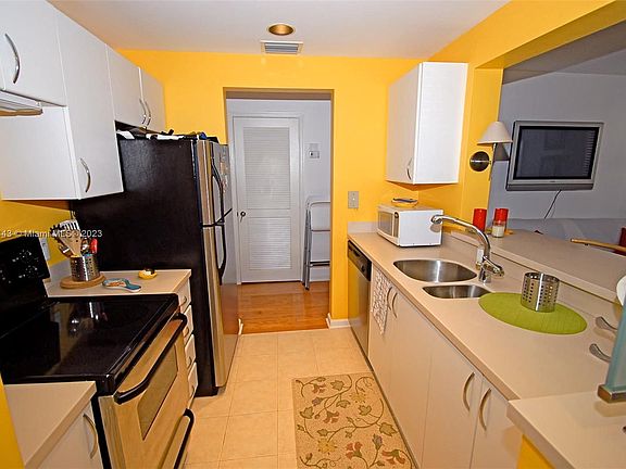 2nd image of 1614 Pennsylvania Ave APT 1G