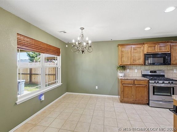 4th image of 4013 W 103rd Ct S