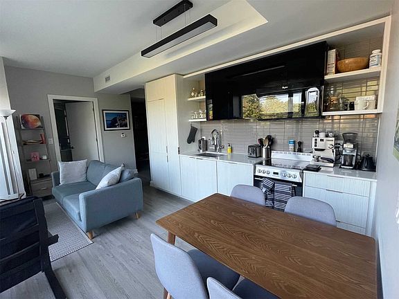 2nd image of 6 Parkwood Ave #403