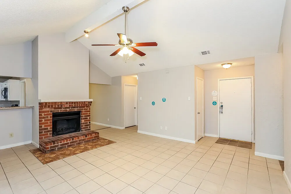 3 bed, 2.0 bath, 1597 sqft, $2,300 — Photo 4