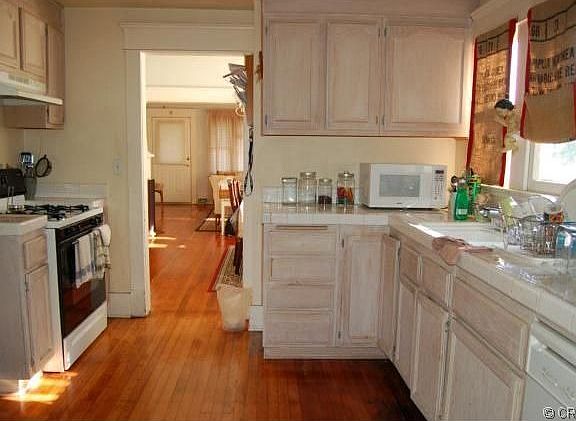 4th image of 615 W Center St