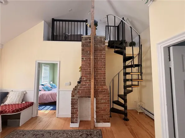 25 Marsh St, Newport, RI 02840