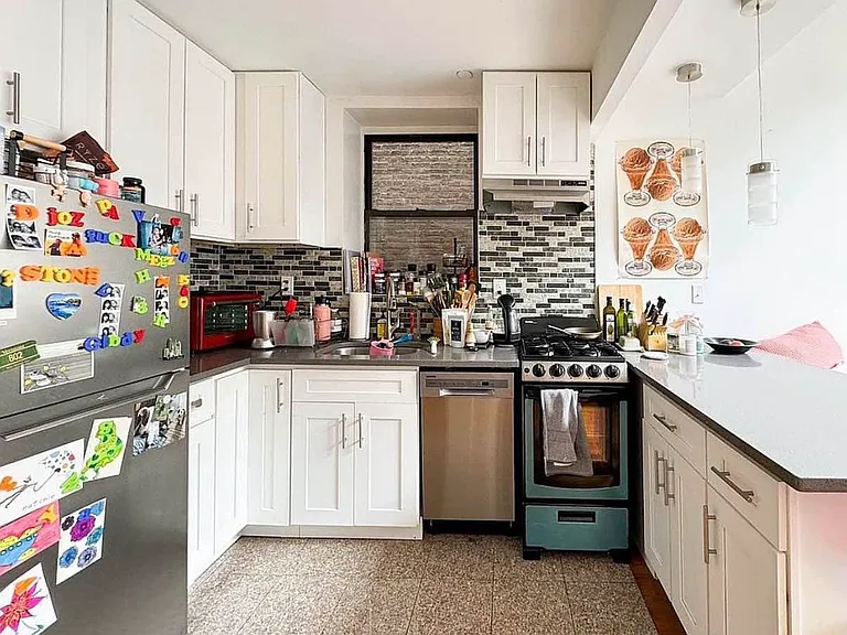 538 W 50th St #3B — Photo 8