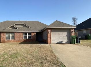916 W Laura St, Rogers, AR 72758