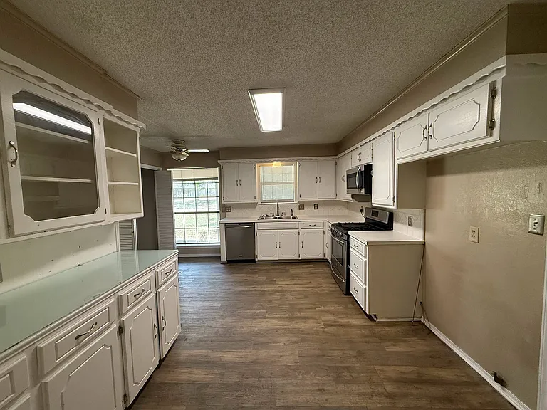 2200 Hickory Dr SW — Photo 2