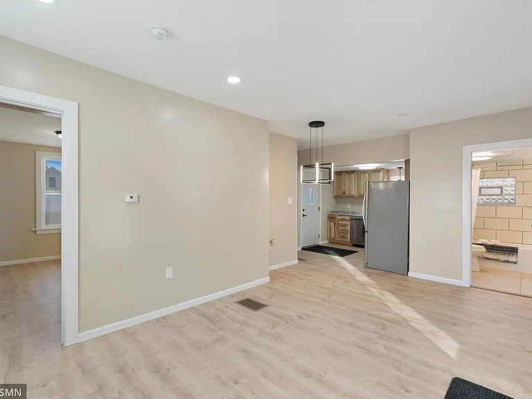 1040 Rose Ave E — Photo 12