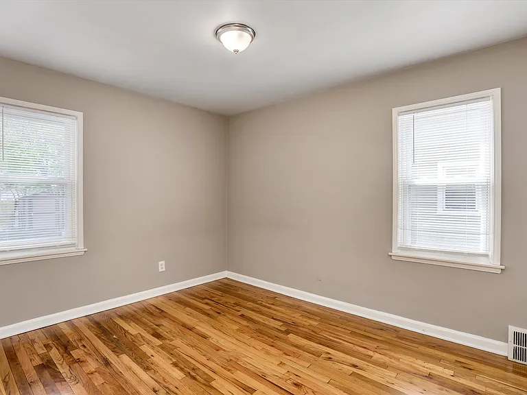120 N Rembrandt Ave — Photo 9