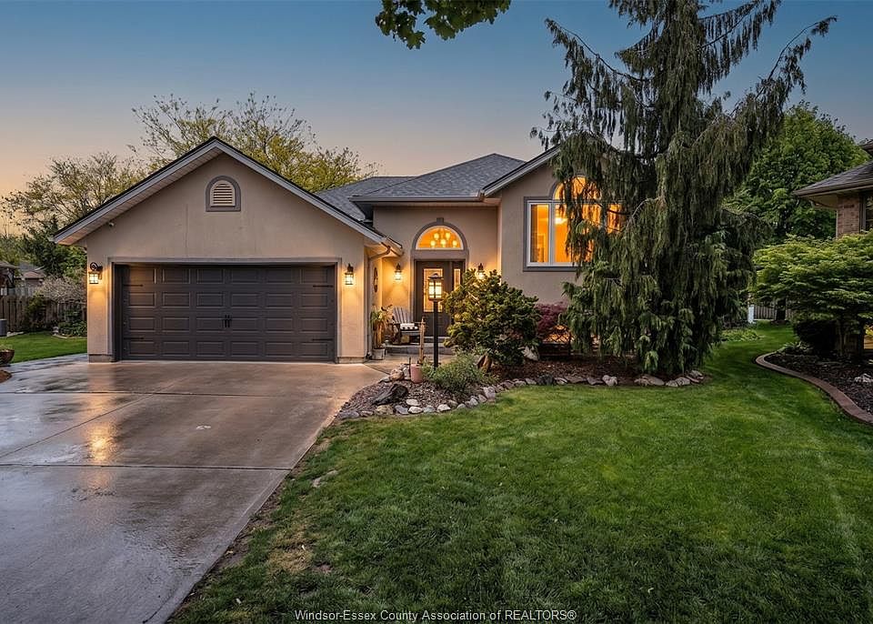 1st image of 398 Thorn Ridge Cres