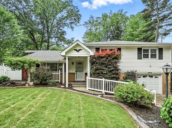 2220 Wakefield Dr, Hermitage, PA 16148