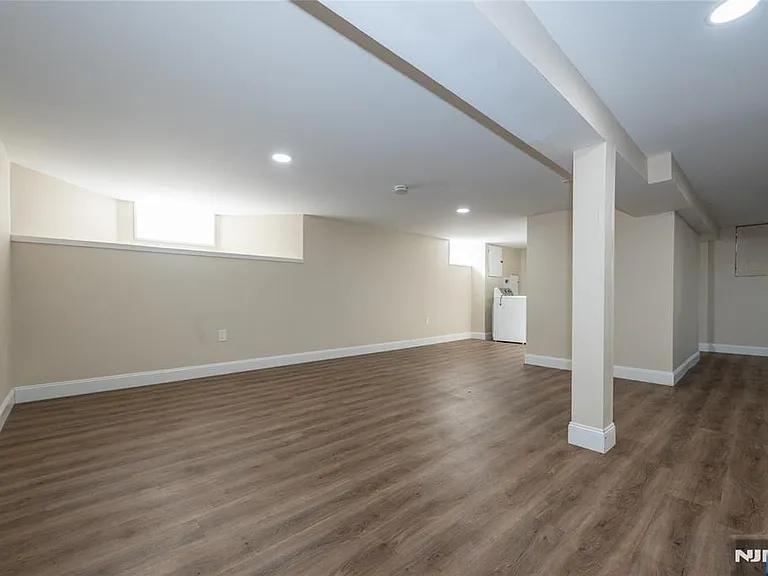 238 Van Ave — Photo 34