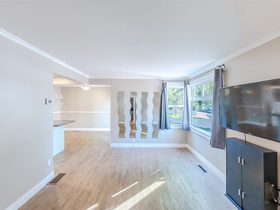 5th image of 1110 Kilwinning St