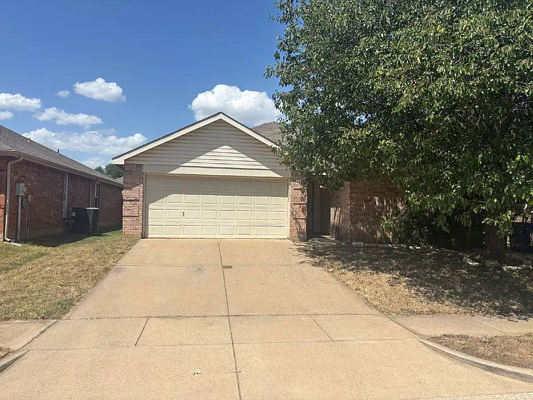 1128 Boxwood Dr — Photo 1