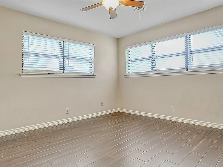 921 Holiday Dr — Photo 13