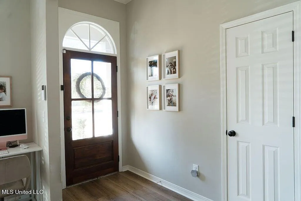 3 bed, 2.0 bath, 1636 sqft, $2,500 — Photo 2