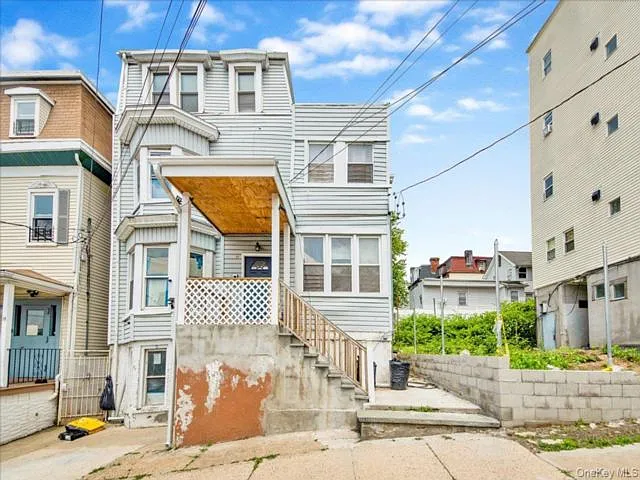 3 bed, 1.0 bath, 1000 sqft, $3,734 — Photo 1