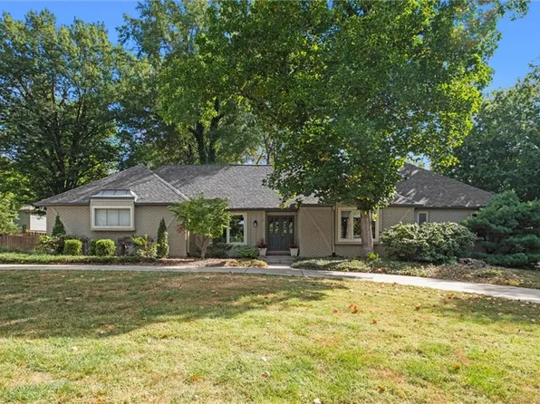 10413 Mohawk Ln, Leawood, KS 66206