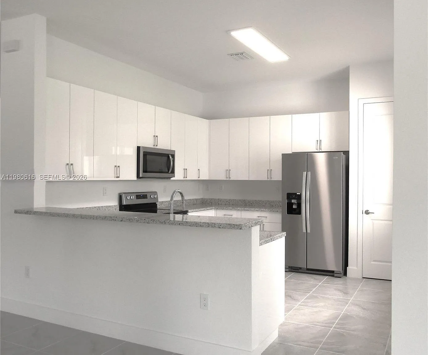 4 bed, 3.0 bath, 2586 sqft, $4,400 — Photo 4