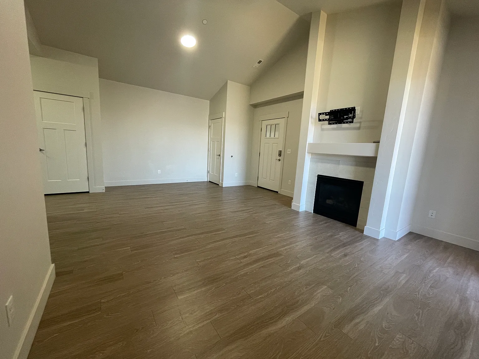 3 bed, 1225 sqft, $2,300 — Photo 2